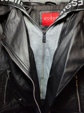 Cargar imagen en el visor de la galería, BIKER JACKET CON GORRO REMOVIBLE