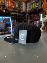 Cargar imagen en el visor de la galería, GORRA CORE NEGRA LOGO BLANCO