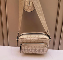 Cargar imagen en el visor de la galería, BOLSO GUESS ROSE DE MANO CON MONEDERO