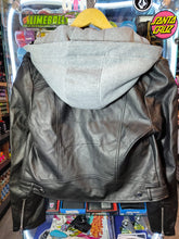 Cargar imagen en el visor de la galería, BIKER JACKET CON GORRO REMOVIBLE