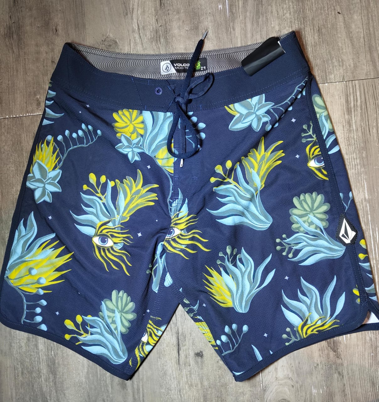 Short Volcom Floreado con Ojos