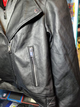 Cargar imagen en el visor de la galería, BIKER JACKET CON GORRO REMOVIBLE