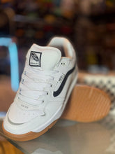 Cargar imagen en el visor de la galería, VANS ROWLEY XLT WHT/GUM/BLK