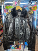 Load image into Gallery viewer, CHAMARRA GUESS LOS ANGELES BLK