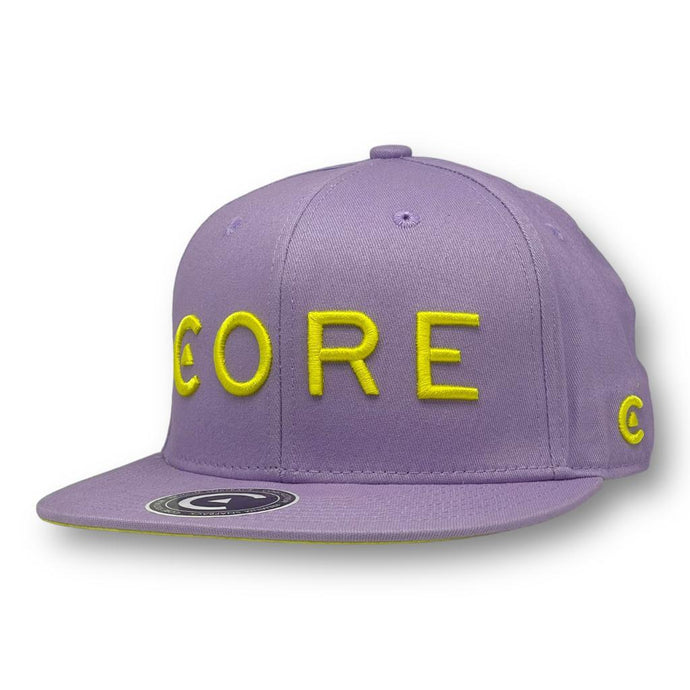 Gorra CORE Morada con letras amarillas