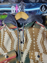 Cargar imagen en el visor de la galería, CHAMARRA TIPO WESTERN ROOSEVELT CON GORRO