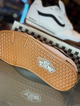 Cargar imagen en el visor de la galería, VANS ROWLEY XLT WHT/GUM/BLK