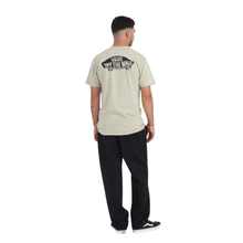 Cargar imagen en el visor de la galería, PLAYERA VANS STYLE 76 BACK SS BEIGE