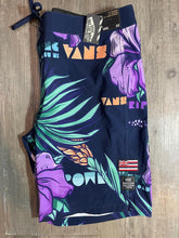 Load image into Gallery viewer, BERMUDA VANS TRIPLE CROWNOFF