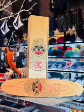 Cargar imagen en el visor de la galería, Tabla de skate Uppercut Deluxe Slick &amp; Destroy Z-Flex y vitrina de