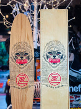Cargar imagen en el visor de la galería, Tabla de skate Uppercut Deluxe Slick &amp; Destroy Z-Flex y vitrina de