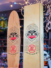 Cargar imagen en el visor de la galería, Tabla de skate Uppercut Deluxe Slick &amp; Destroy Z-Flex y vitrina de