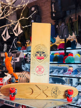 Cargar imagen en el visor de la galería, Tabla de skate Uppercut Deluxe Slick &amp; Destroy Z-Flex y vitrina de