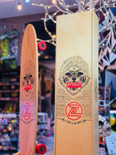 Cargar imagen en el visor de la galería, Tabla de skate Uppercut Deluxe Slick &amp; Destroy Z-Flex y vitrina de