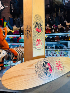 Tabla de skate Uppercut Deluxe Slick & Destroy Z-Flex y vitrina de
