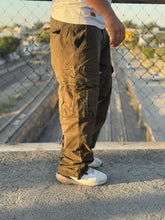 Cargar imagen en el visor de la galería, PANTALON BULBO DE CARGO