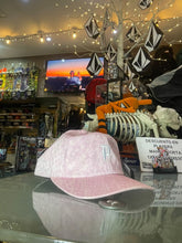 Cargar imagen en el visor de la galería, gorra primitive rosa