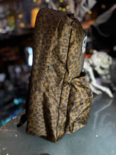 Cargar imagen en el visor de la galería, MOCHILA VANS LEPARDO