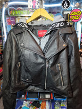 Cargar imagen en el visor de la galería, BIKER JACKET CON GORRO REMOVIBLE