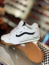 Cargar imagen en el visor de la galería, VANS ROWLEY XLT WHT/GUM/BLK