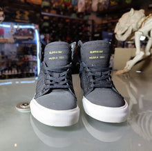 Cargar imagen en el visor de la galería, TENIS SUPRA SKYTOP BLK/GOLD