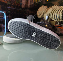 Cargar imagen en el visor de la galería, TENIS SUPRA SKYTOP BLK/GOLD