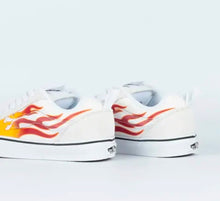 Load image into Gallery viewer, TENIS VANS FLAME CREMA