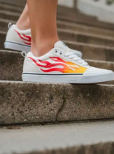 Load image into Gallery viewer, TENIS VANS FLAME CREMA