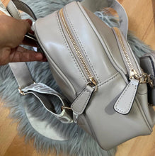 Cargar imagen en el visor de la galería, MOCHILA GUESS ROSE CON MONEDERO