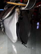 Cargar imagen en el visor de la galería, BOLSO VANS PLATA